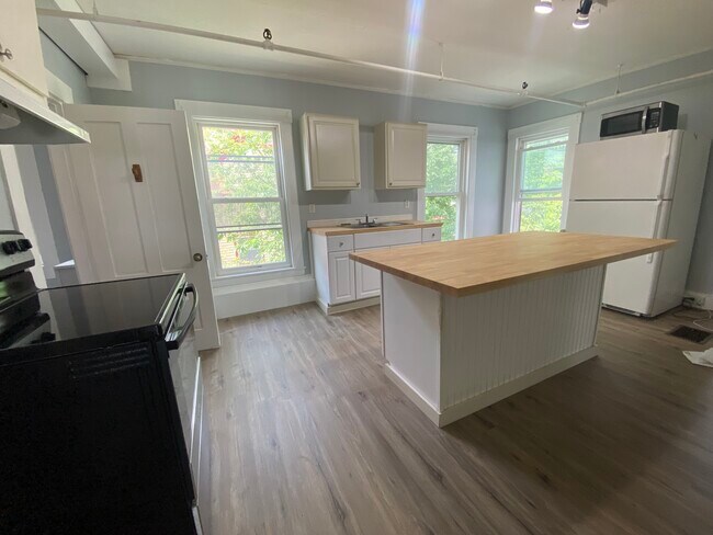 Building Photo - 215 Main St