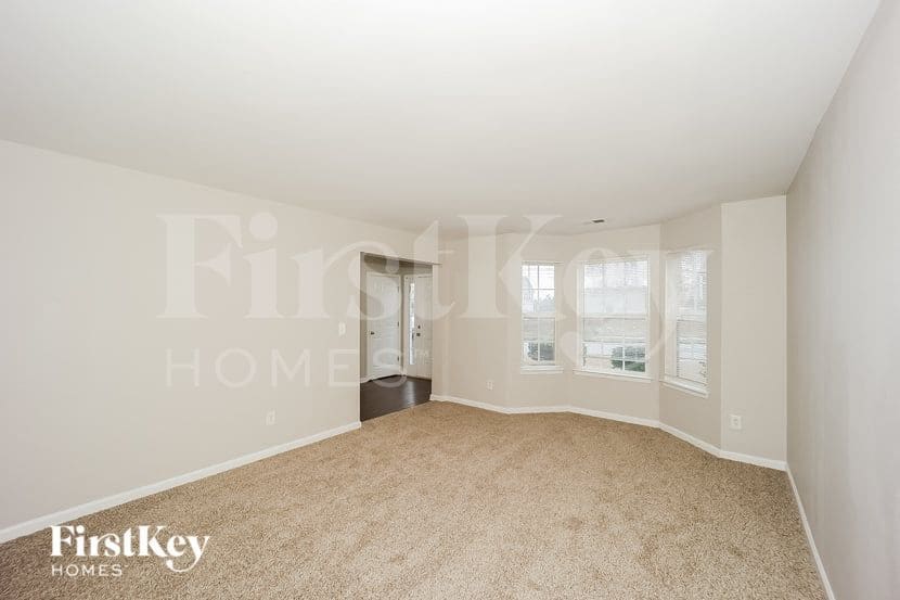 Building Photo - 5190 Upper Elm St