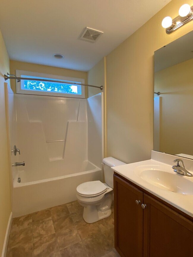 Building Photo - 3925 Lexington Dr