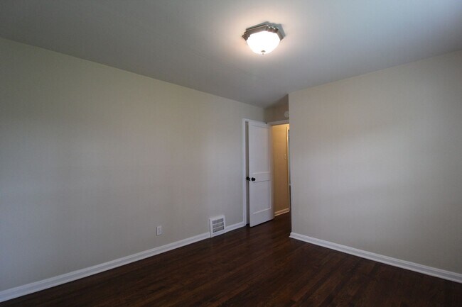 Building Photo - August FREE On This 2 Bedroom 1 Bath Home in Roeland Park