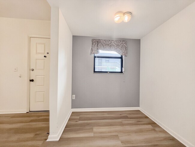 Building Photo - 2 bed 2 bath annual rental *** First floor condo *** Kings Lake Community