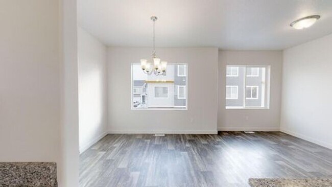 Building Photo - LUXURY TOWNHOME IN OREM!!!