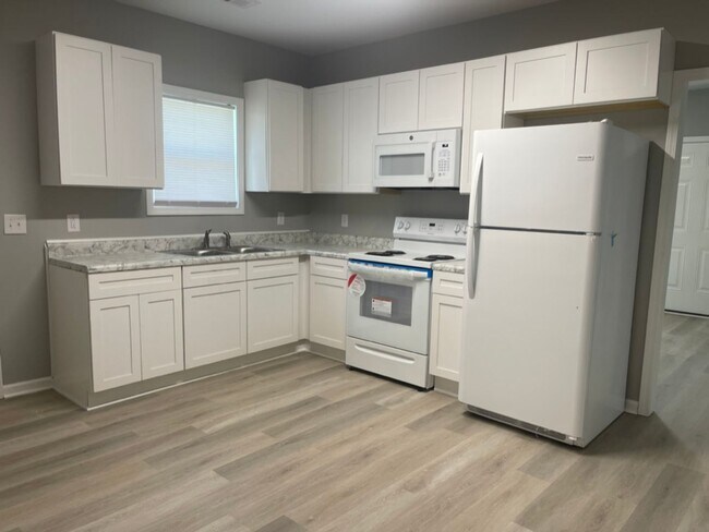 Building Photo - Fully Renovated Apartment Duplex Located in the Heart of Edgewood