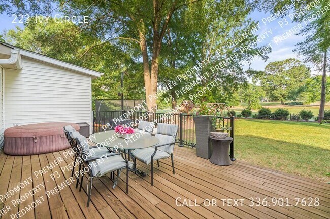 Building Photo - 223 Ivy Cir