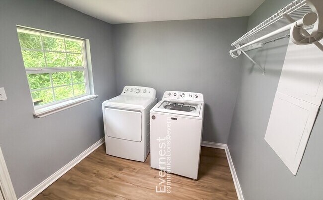 Building Photo - Charming 3-Bedroom Home with Outdoor Oasis – Minutes from Amenities / Pet-Friendly / Available Now!