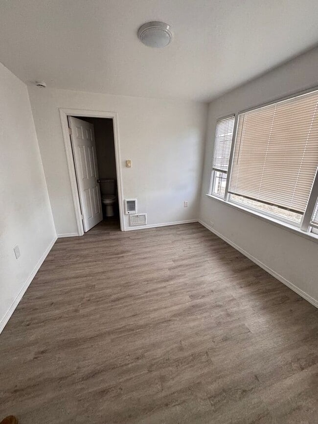 Building Photo - FREE 1st MONTH RENT!! Nice 1 Bed, 1 Bath U...