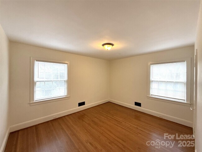 Building Photo - 1901 Armstrong Park Dr