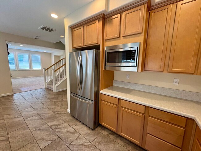 Building Photo - Spacious 4-Bedroom Townhouse