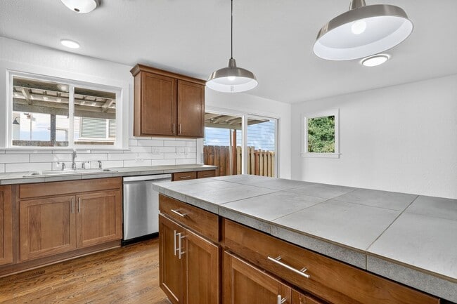 Building Photo - 4 bedroom: Single Level SE Portland Home