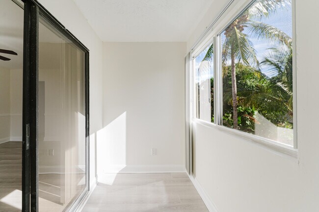 Building Photo - 302 NE 36th St