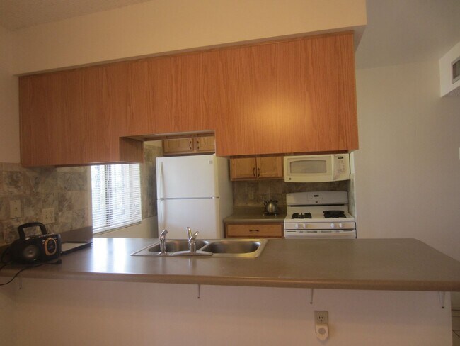 Building Photo - Clean & Cozy 3 Bed.  2 Bath Home With Big ...