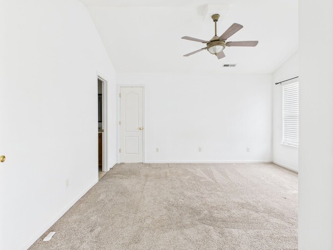 Building Photo - Stunning 4-Bedroom, 2.5-Bathroom Home in t...