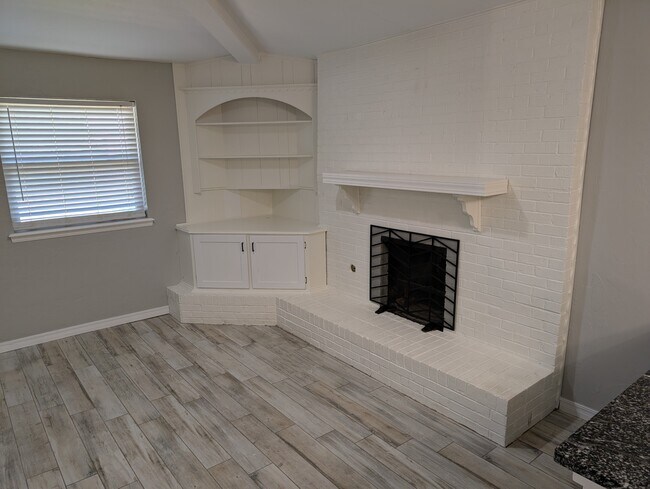 Building Photo - 2421 Marshall Dr
