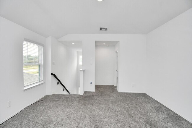 Building Photo - 5443 Pinetree Cres Ln