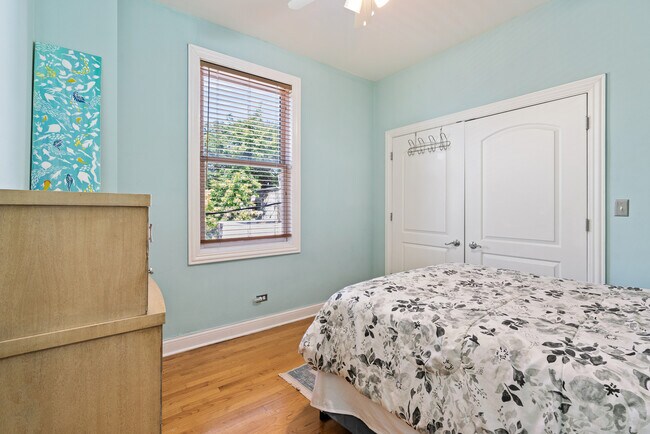 Building Photo - 2337 W Maypole Ave