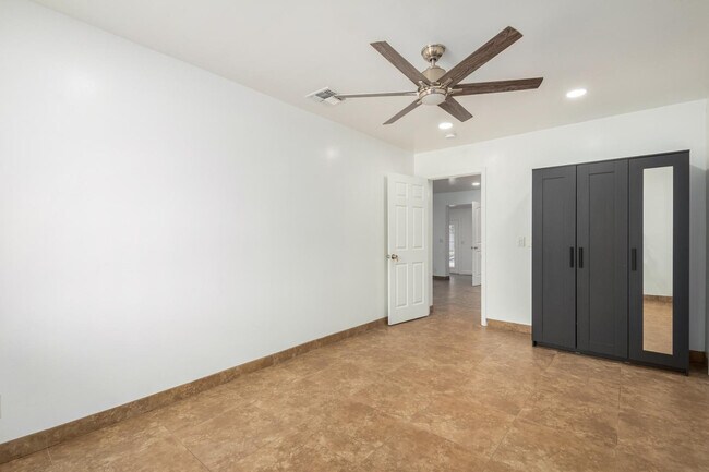 Building Photo - 1100 W 12th St