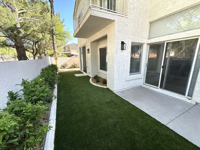 Building Photo - STUNNING DESERT SHORES MINUTES FROM THE LAKES!!!