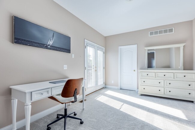 Building Photo - Short term rental available