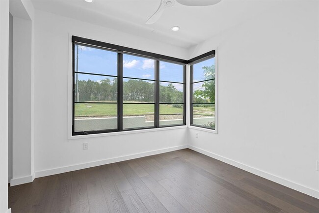Building Photo - 701 Ariana Ct