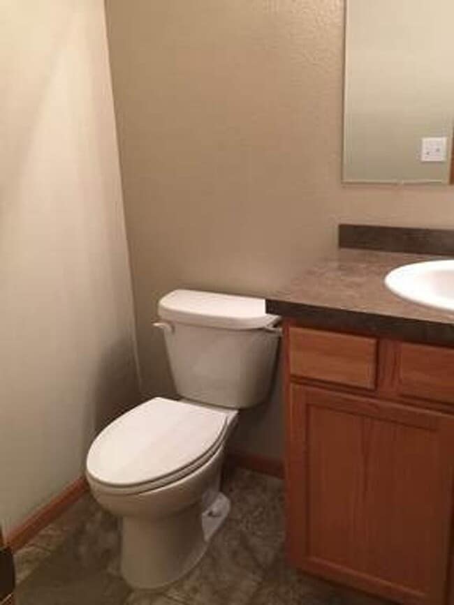 Building Photo - 3 Bedroom Condo!