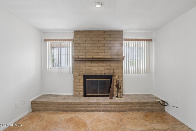 Building Photo - 1014 E Balboa Cir