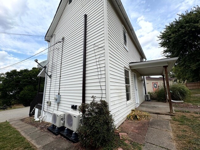 Building Photo - Cute 2 Bedroom / 1.5 Bath home in Penn Tra...