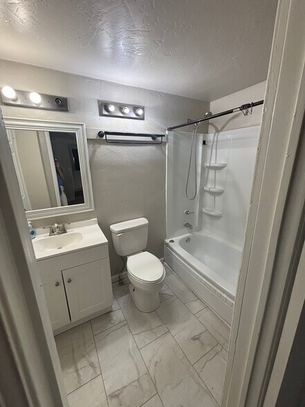 Full bath - 306 Pine St