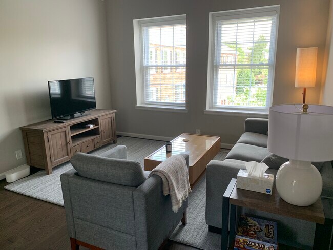 Building Photo - 2 Bed, 1 Bath Condo