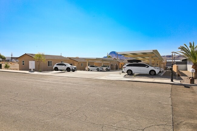 Building Photo - Unfurnished Full Time Apartment