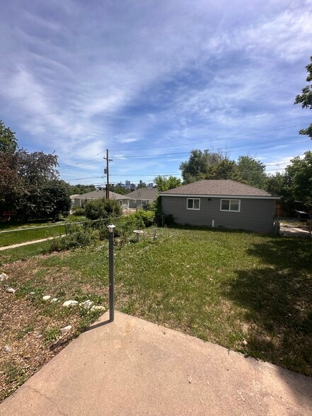 Back yard and garage - 814 Julian St