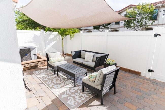 Building Photo - 2025 Sugar Maple Dr