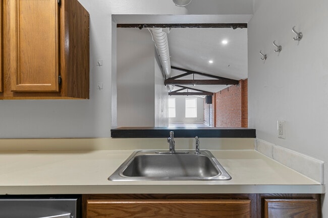 Building Photo - 196 Crown St