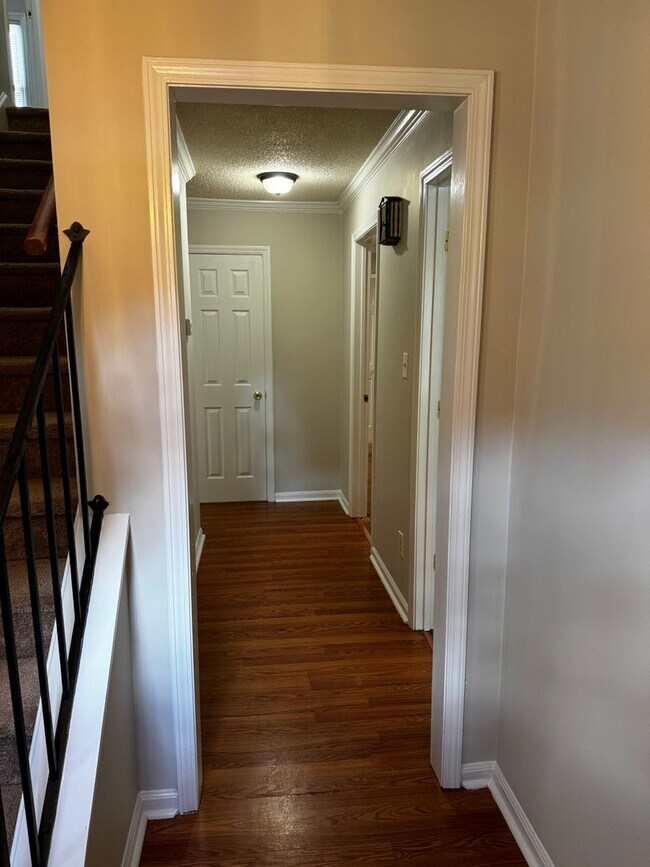 Building Photo - 4 Bedroom 2.5 Bath Home