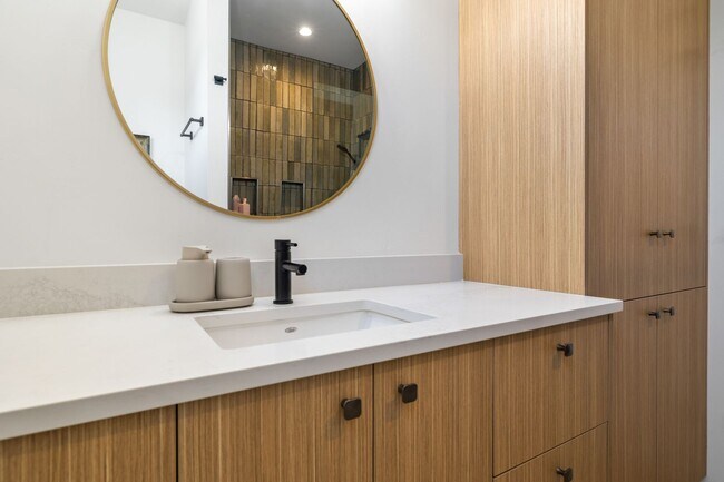 Building Photo - 142 SW Roosevelt Ave