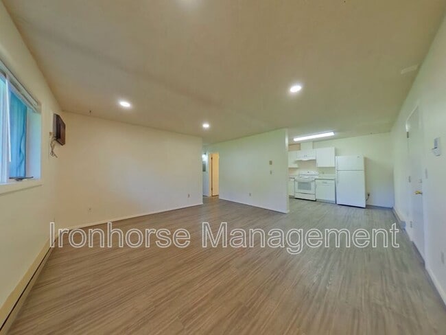Building Photo - 811 W Villard St