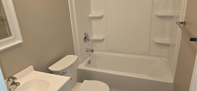 Building Photo - Nice 2 Bedroom 1 Bath bungalow! Garage! $925
