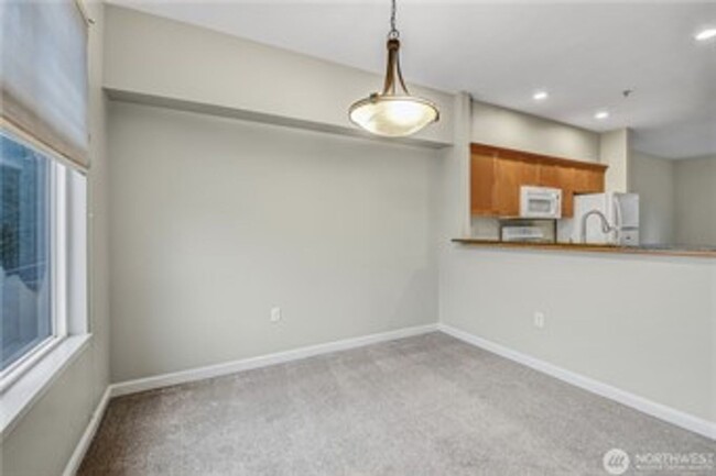 Building Photo - 3Bd/2.5Ba Kirkland Townhouse