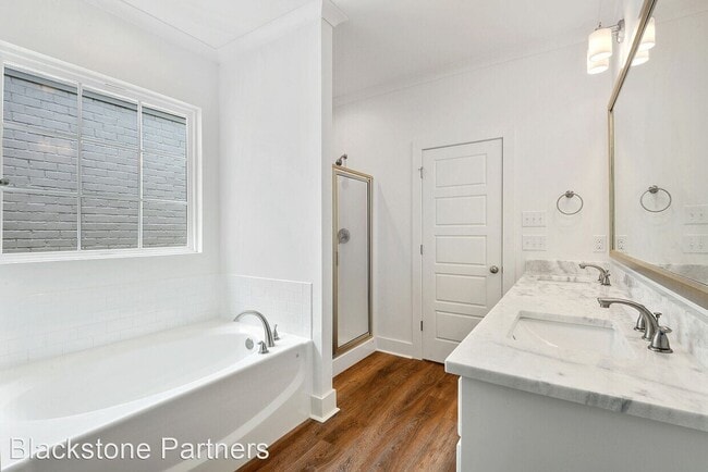 Building Photo - 9105 Southlawn Dr