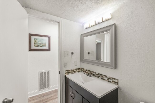 Building Photo - 10788 Briar Forest Dr