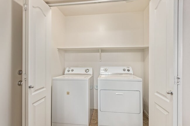 Building Photo - Welcome Home 3B/2BA in Lyons Gate!