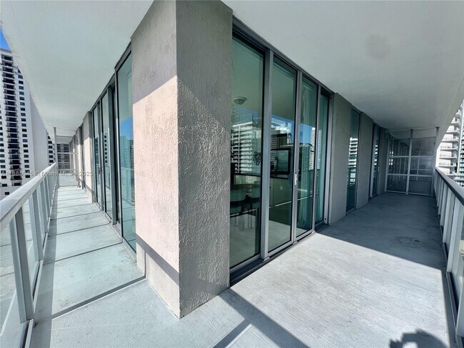 Building Photo - 1111 SW 1st Ave