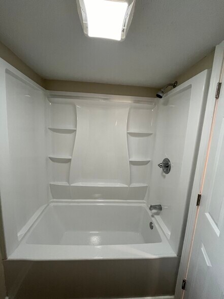 Building Photo - 4023 Valley View Dr
