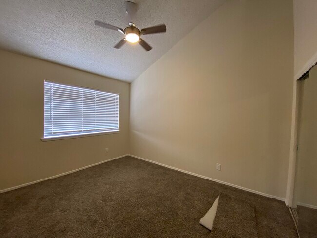 Building Photo - 6105 Hanley Way