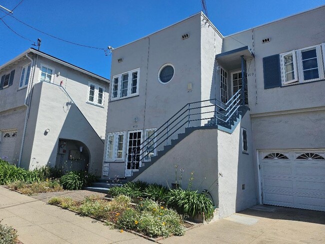 Building Photo - 417 W Kalmia St