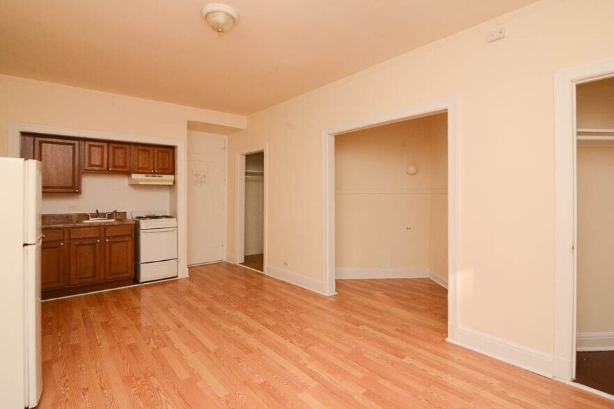 Building Photo - 3335 W Diversey Ave