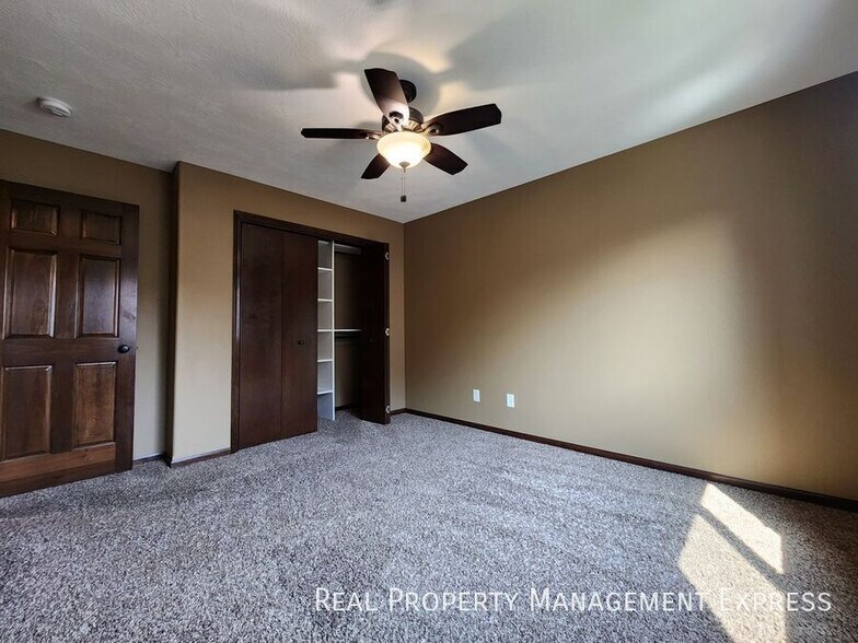 Building Photo - Modern 4 Bedroom 2 Bathroom Twin-Home in Tea
