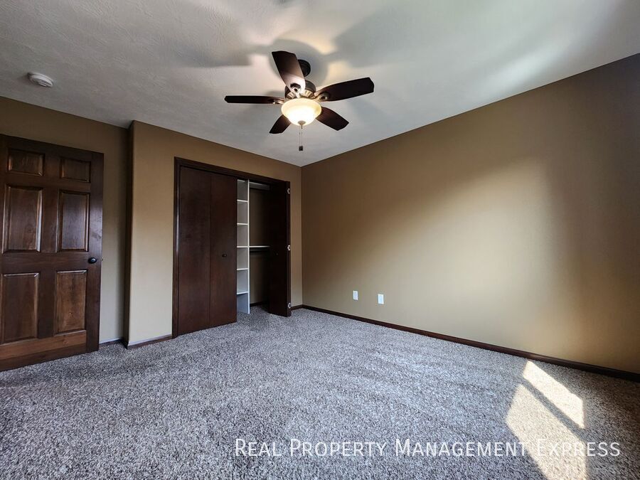 Building Photo - Modern 4 Bedroom 2 Bathroom Twin-Home in Tea