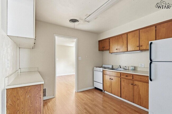 Building Photo - 4202 Meadowbrook Dr