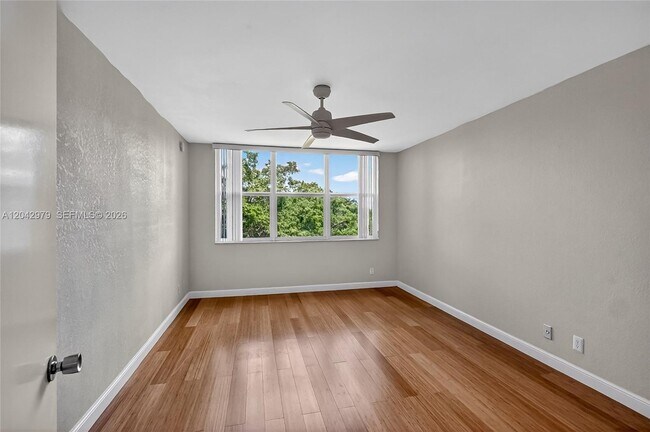 Building Photo - 4015 W Palm Aire Dr