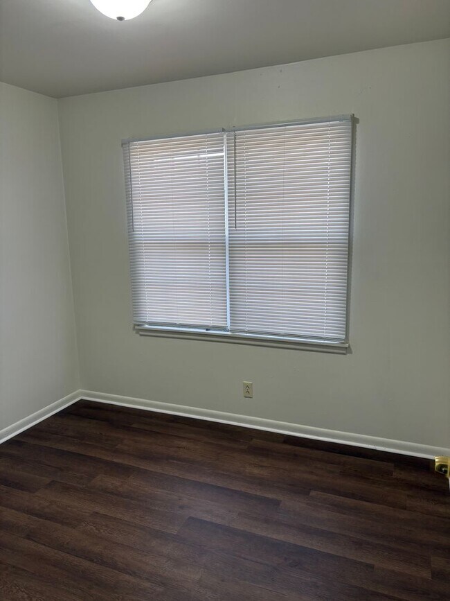 Building Photo - 2BR/1BA Updated Home – Vouchers Welcome!